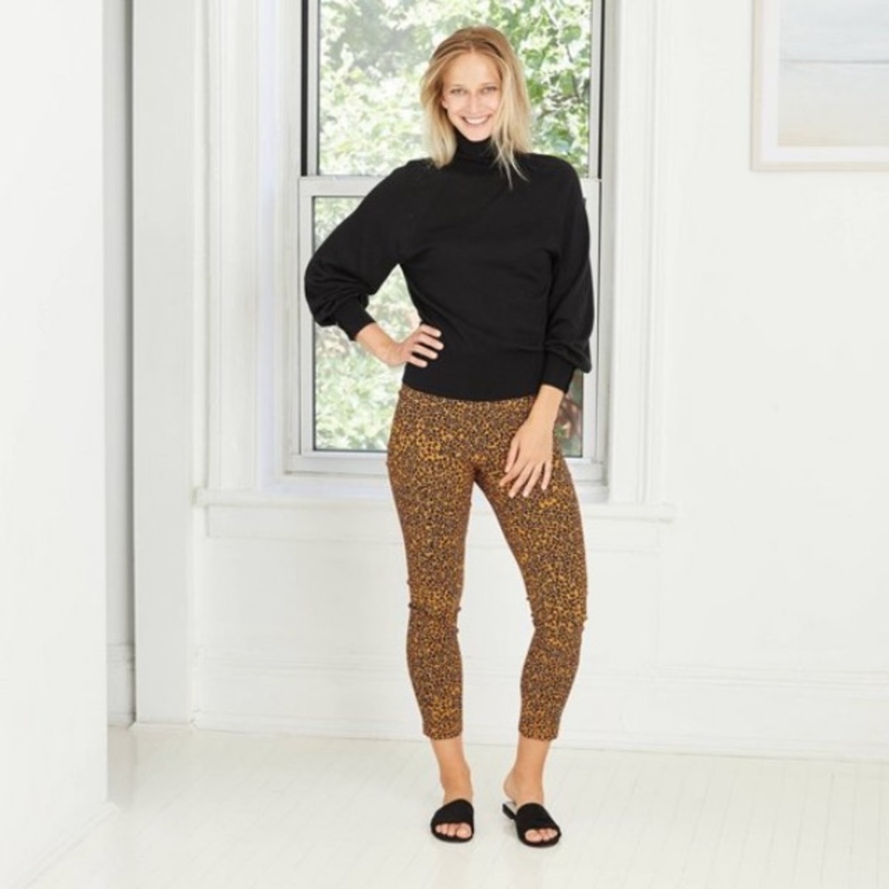 Cropped high rise / stretch pants Size: 4, 27”